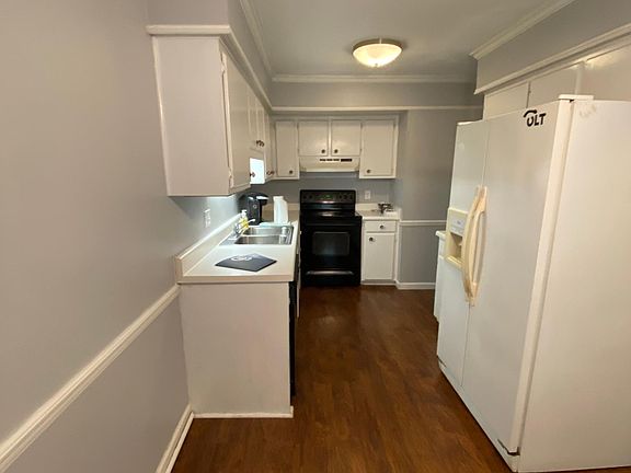 Kitchen and eat in area