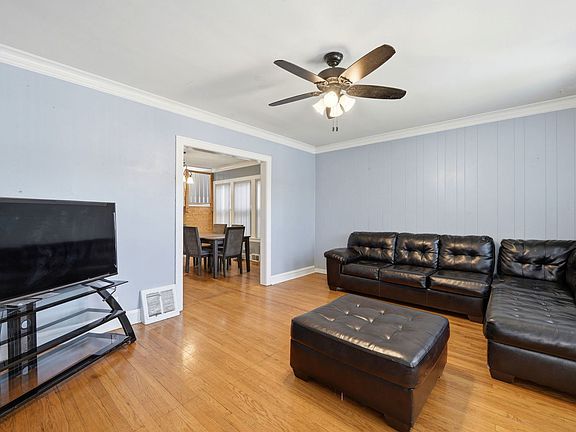 3rd image of 3135 N Kilbourn Ave
