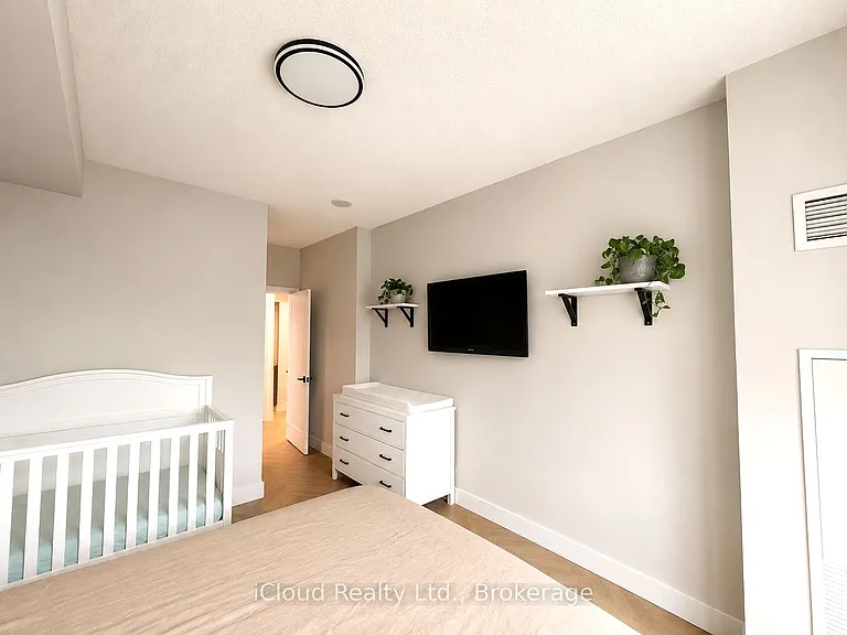 1359 Rathburn Rd E #408 — Photo 7