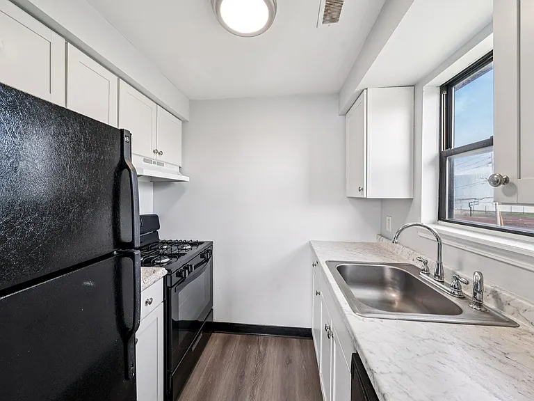 Manhattan Square Apartments — Photo 40
