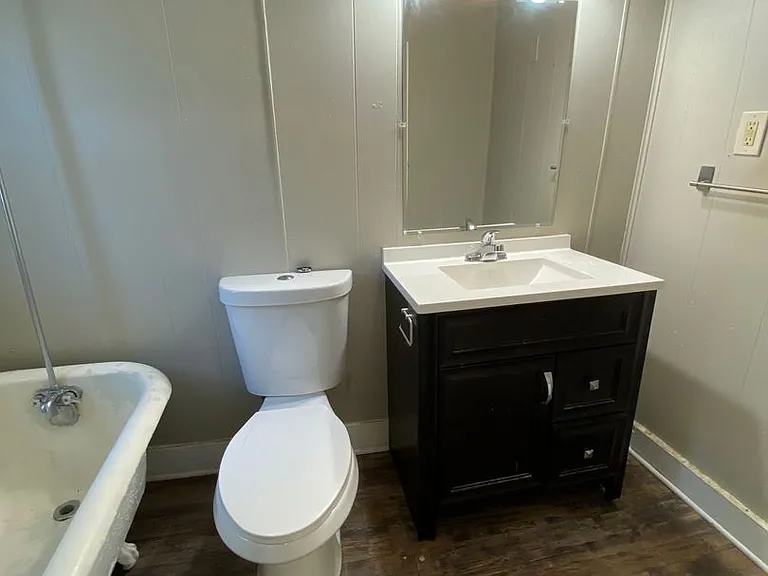 652 Chatham NW — Photo 8
