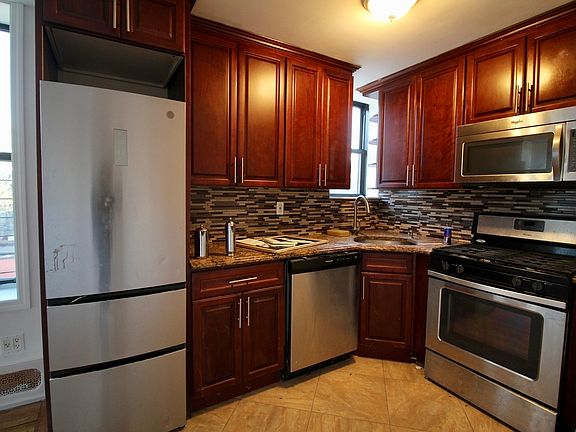 2nd image of 951 Putnam Ave #D3