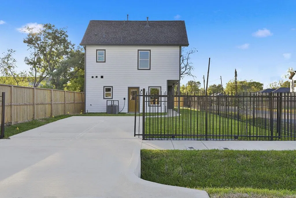 3 bed, 2.5 bath, 1301 sqft, $1,875 — Photo 2