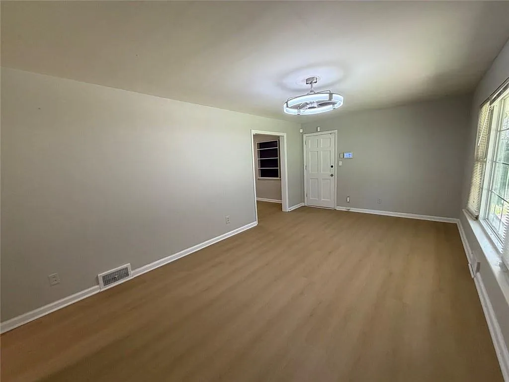 3 bed, 1.0 bath, 1200 sqft, $2,300 — Photo 4