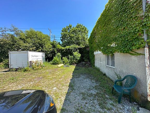 5th image of 211 Green St