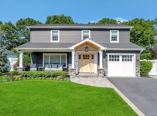 98 Gainsborough Rd, Holbrook, NY 11741