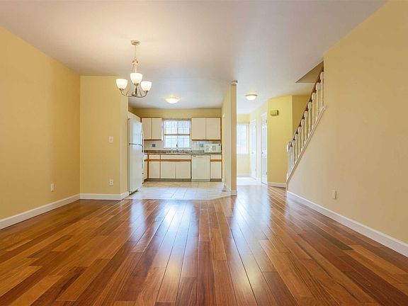 5th image of 105 Sheffield Ct #105