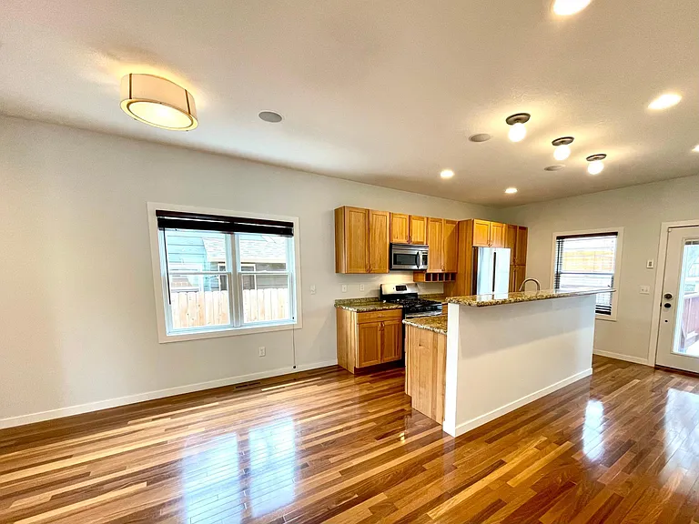 403 Monroe Ave S — Photo 4