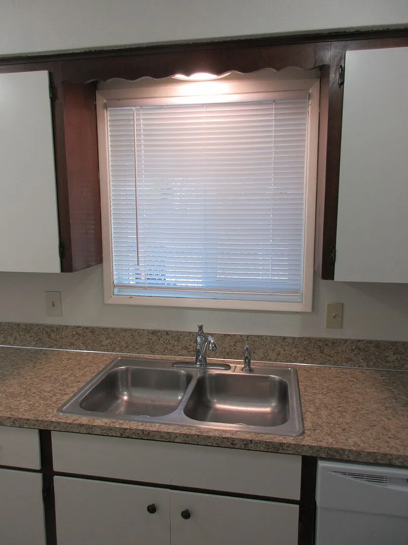 Two Bedroom Duplex, Water, Sewer and Garbage are Provided! — Photo 4