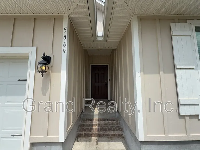 5869 Danbury Blvd — Photo 2