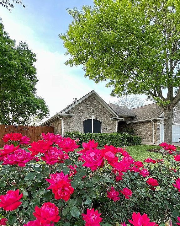 1st image of 410 Bellaire Oaks Dr