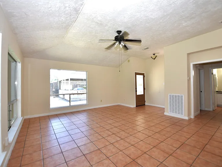 16222 Queensdale Dr — Photo 10