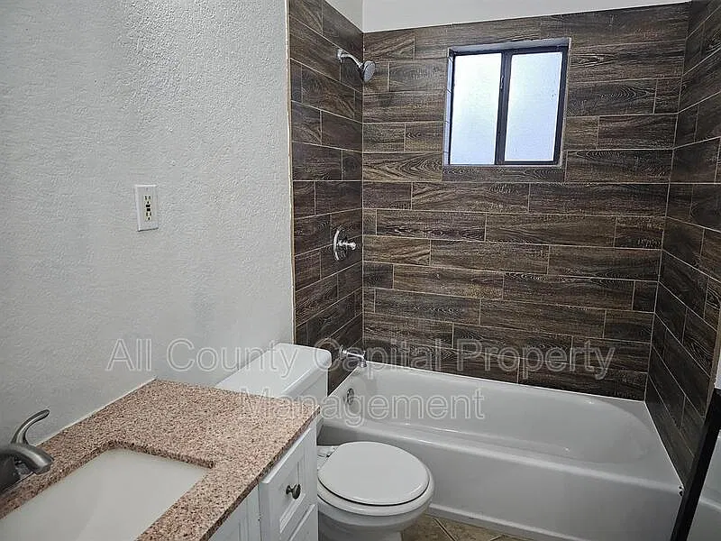 3 bed, 2.0 bath, 2019 sqft, $1,600 — Photo 1