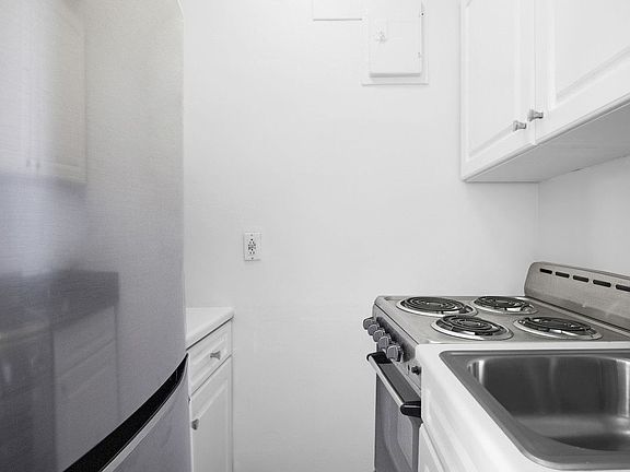 4th image of 208 W 23rd St APT 818