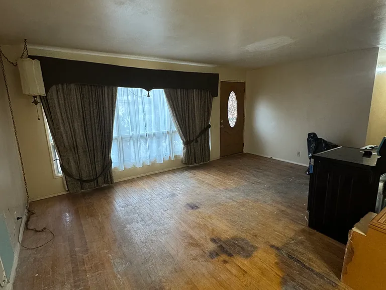 9619 Newton Dr — Photo 4