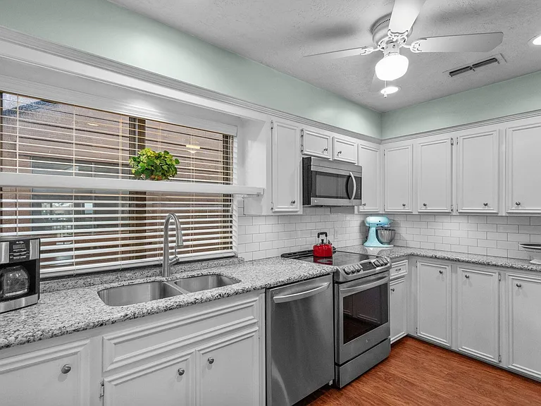 659 Davis Rd — Photo 16