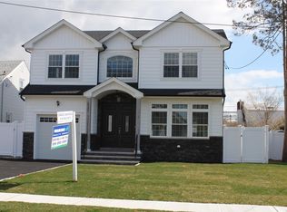 20 Thomas St, Merrick, NY 11566