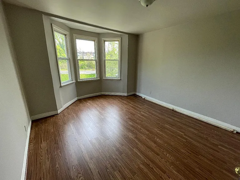 2216 Lyndhurst Ave — Photo 4
