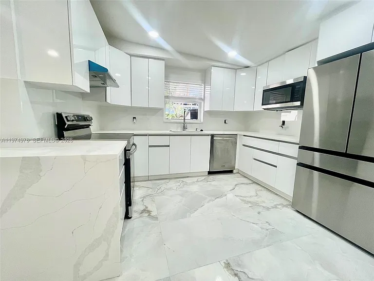 1649 NE 8th Ave — Photo 10