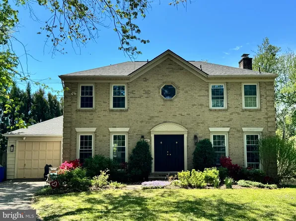 502 Woodland Ct NW, Vienna, VA 22180