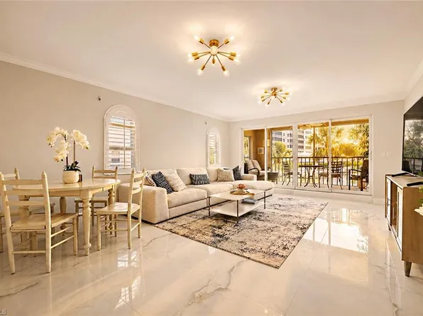 9103 Vanderbilt Dr APT 205, Naples, FL 34108