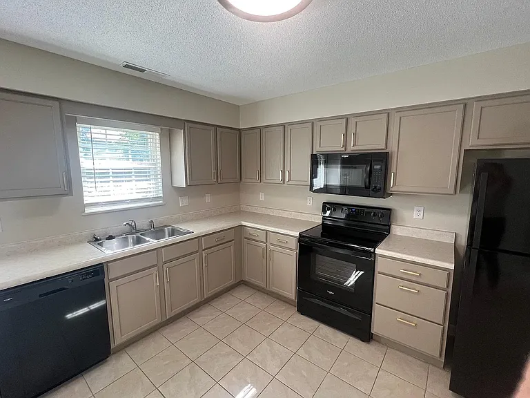 504 Nickman Rd #B — Photo 2