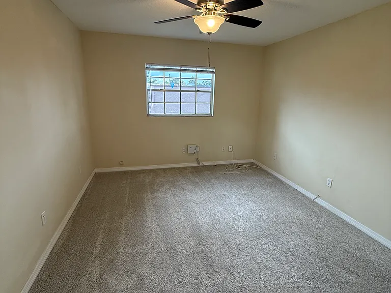 3802 N Oak Dr #W11 — Photo 3