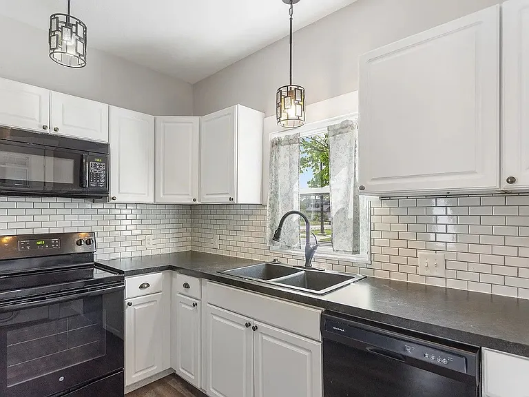 408 Van Raalte Ave — Photo 2
