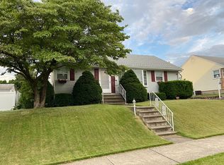 1560 Dale Ln, Bethlehem, PA 18018