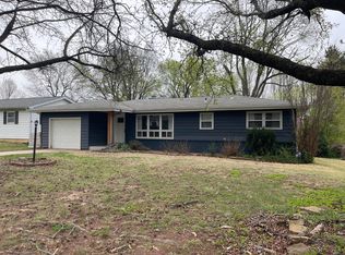 1818 E Crestview St, Springfield, MO 65804