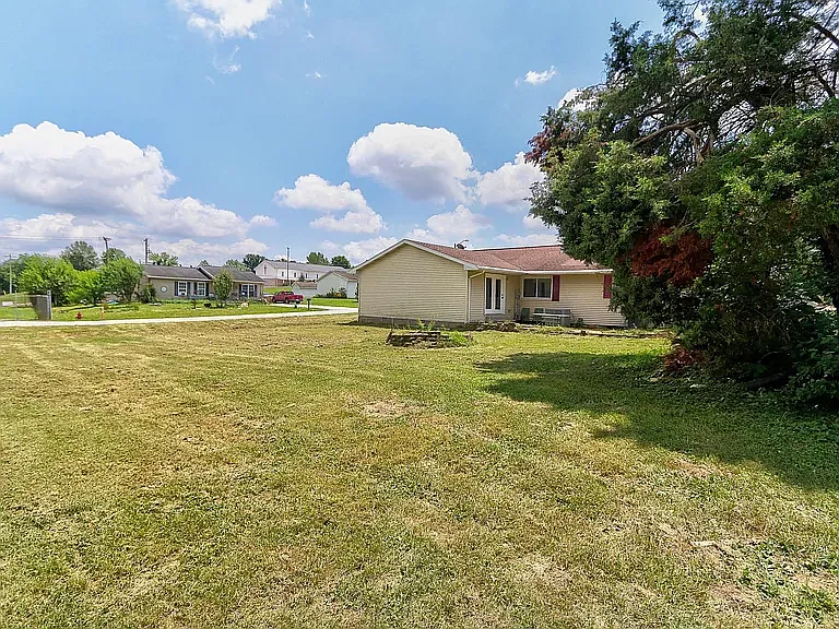 215 E Sycamore St — Photo 14