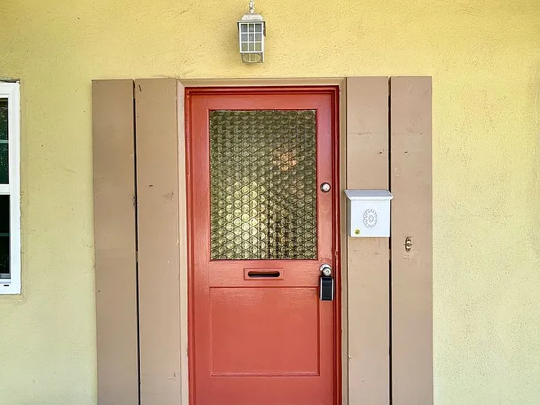 123 Hastings Ave — Photo 3