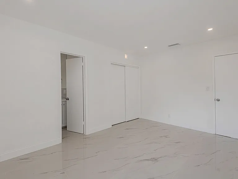 425 SW 18th Ave #425 — Photo 21
