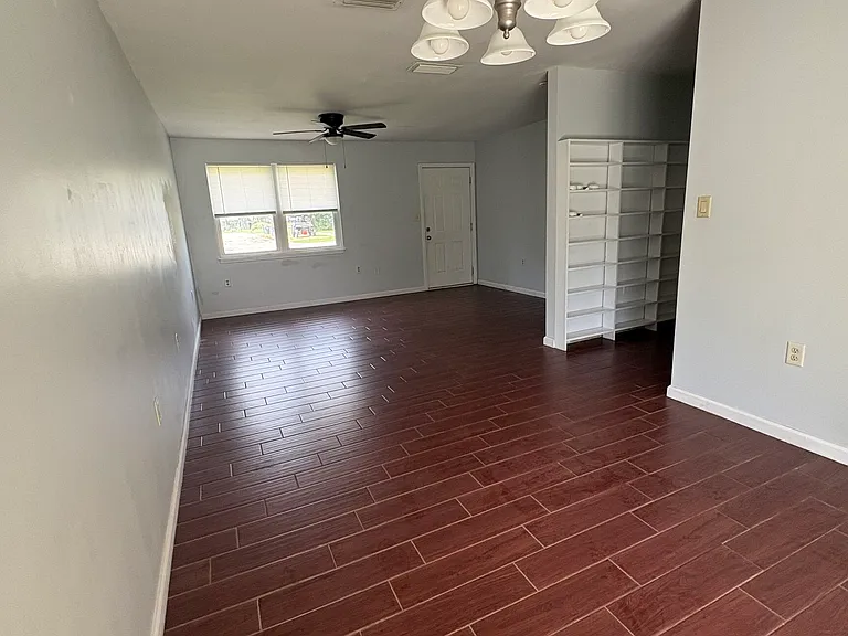 542 Chateau Cir — Photo 3