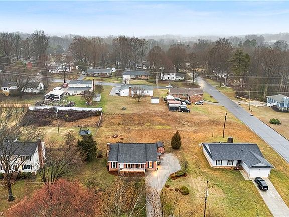 3rd image of 2524 Amity Ave