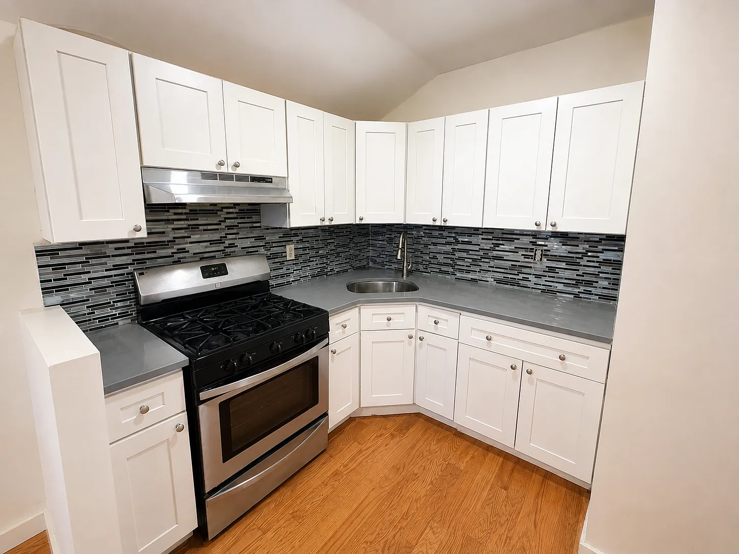 2 bed, 900 sqft, $3,000 — Photo 2