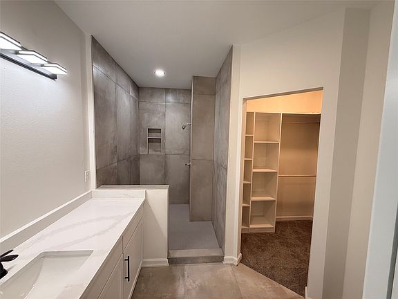 3rd image of 819 SE 11th St
