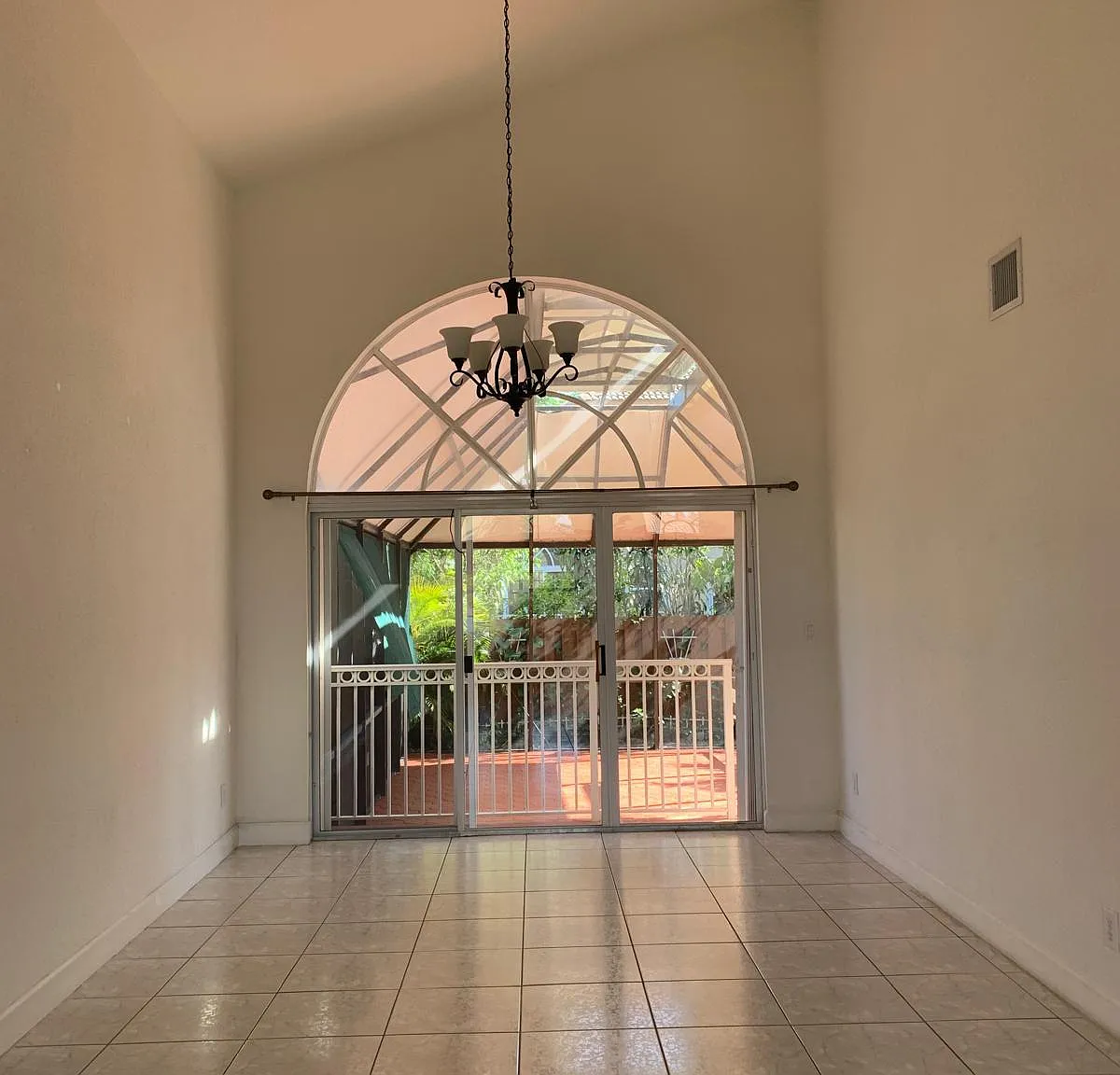 4 bed, 2452 sqft, $4,950 — Photo 3