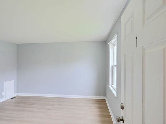 3rd image of 2976 Cornwall Rd #1