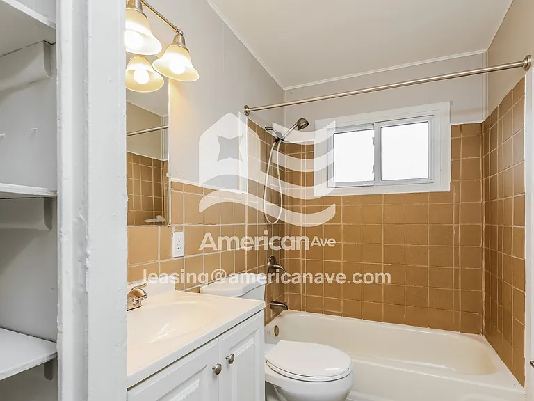 256725_009_wm_-_main_bathroom_13533206.jpg