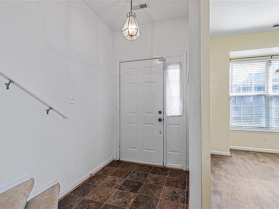 4th image of 717 Windbrook Cir