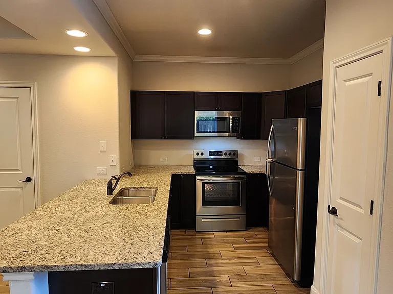 6423 Melanzane Ave #4 — Photo 3