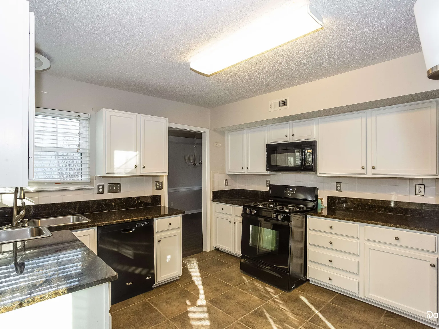 3 bed, 2.5 bath, 2151 sqft, $2,205 — Photo 4