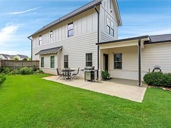 2nd image of 594 Grey Oak Cir