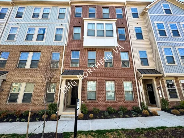 206A Park Central Ter, Manassas, VA 20111