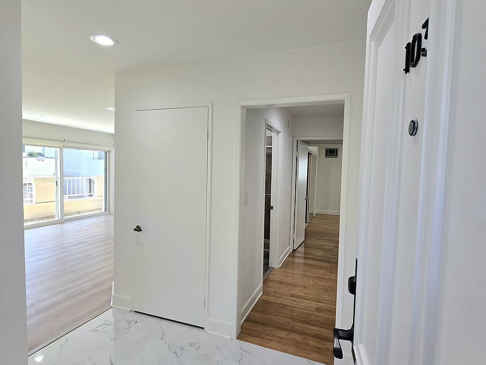 Entry & foyer area