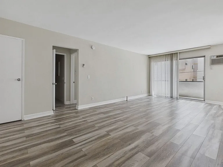 115 Doheny Apartments — Photo 63