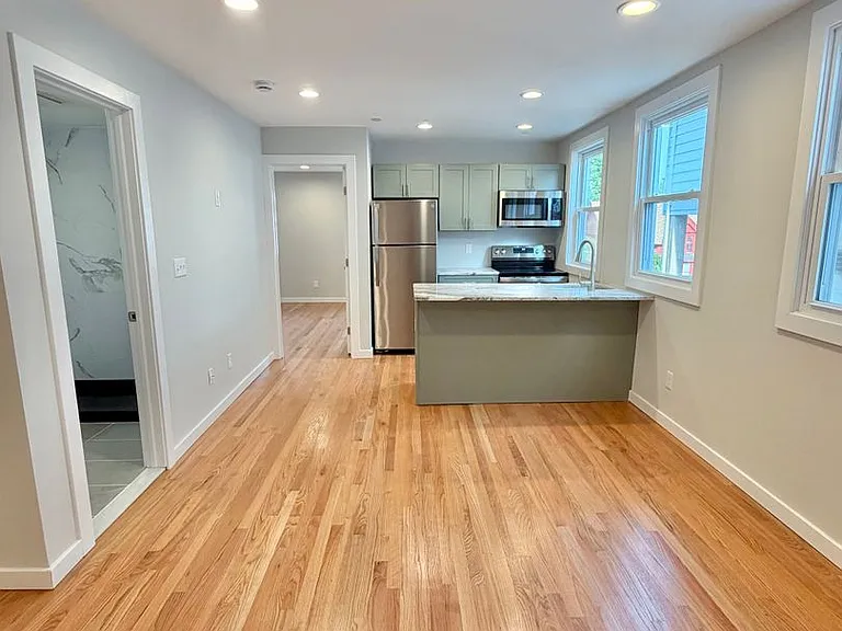 18 Cedar St — Photo 3