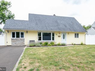 66 Kingwood Ln, Levittown, PA 19055