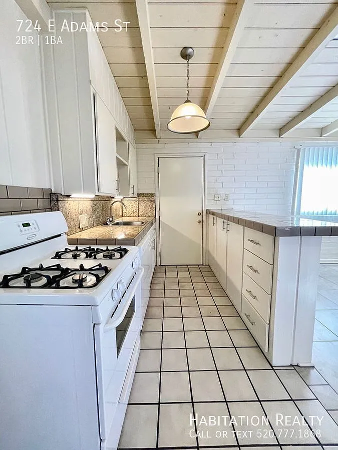 Renovated, spacious 2bed/1bath design near the University of Arizona! — Photo 4